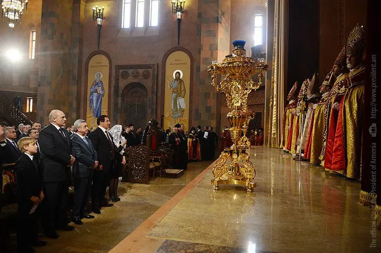 Ամենայն Հայոց Կաթողիկոսի ձեռամբ օծվեց Աբովյանի Սբ. Հովհաննես Մկրտիչ եկեղեցին (նկարներ, տեսանյութ) 2 182705_572861069425225_1563569800_n