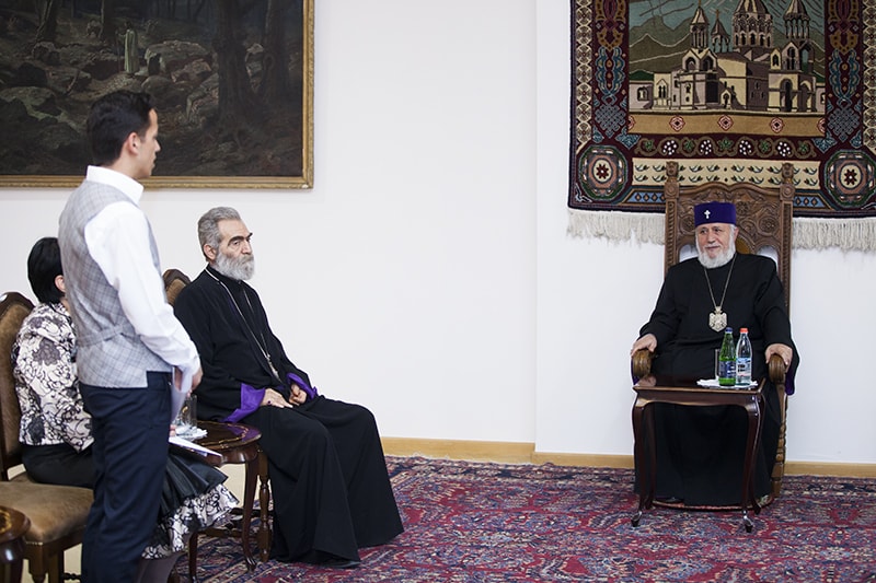 Ամենայն Հայոց Կաթողիկոսն ընդունեց «Էօրնեկեան» հանրակրթական դպրոցի աշակերտական խորհրդին 14 27-Eornekian school 2