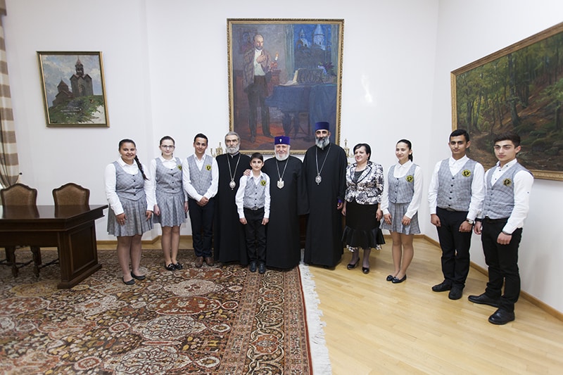 Ամենայն Հայոց Կաթողիկոսն ընդունեց «Էօրնեկեան» հանրակրթական դպրոցի աշակերտական խորհրդին 12 27-Eornekian school 4