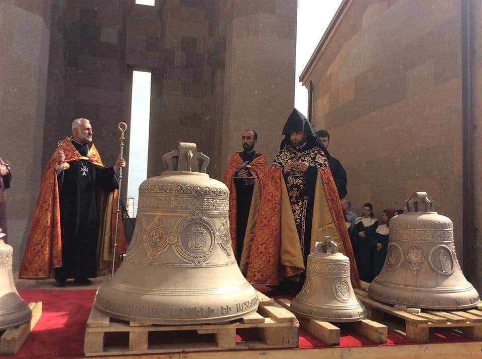 Արաբկիր համայնքում տեղի ունեցավ նորակառույց եկեղեցու 5 զանգերի օծման կարգ (նկարներ) 12 Ekexecu zanger 1