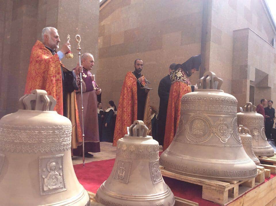Արաբկիր համայնքում տեղի ունեցավ նորակառույց եկեղեցու 5 զանգերի օծման կարգ (նկարներ) 13 Ekexecu zanger 2