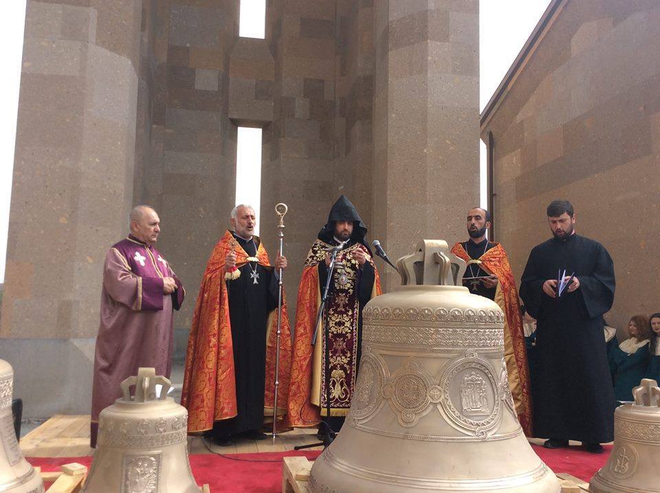 Արաբկիր համայնքում տեղի ունեցավ նորակառույց եկեղեցու 5 զանգերի օծման կարգ (նկարներ) 22 Ekexecu zanger 24