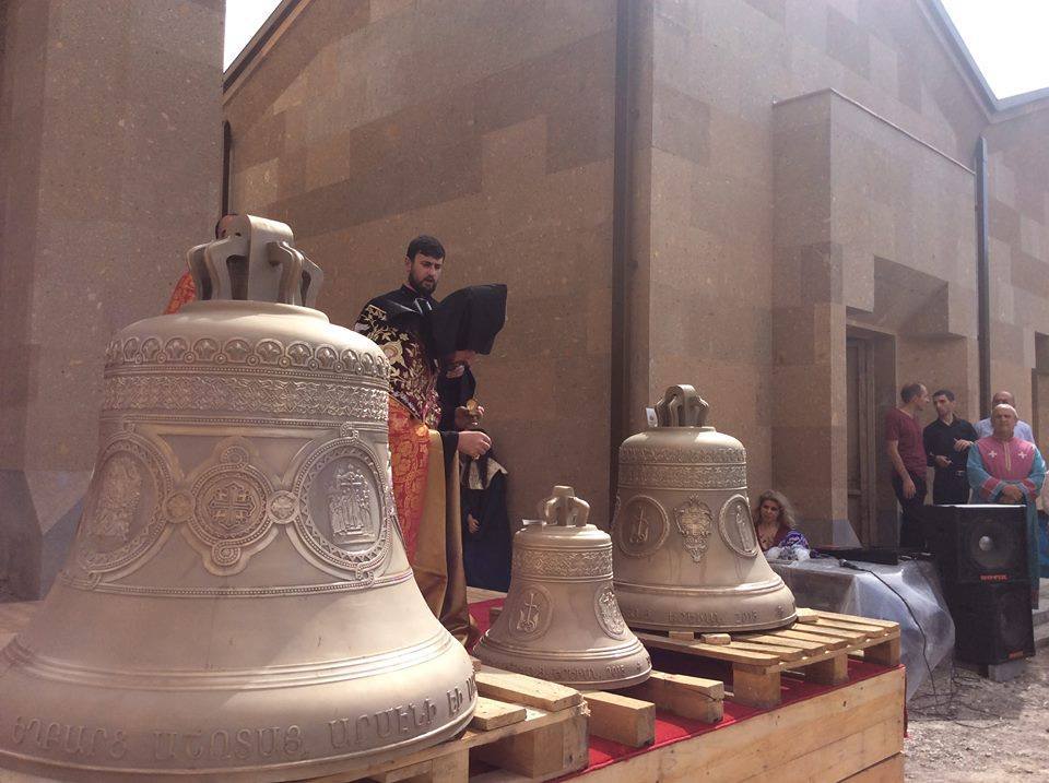 Արաբկիր համայնքում տեղի ունեցավ նորակառույց եկեղեցու 5 զանգերի օծման կարգ (նկարներ) 39 Ekexecu zanger27