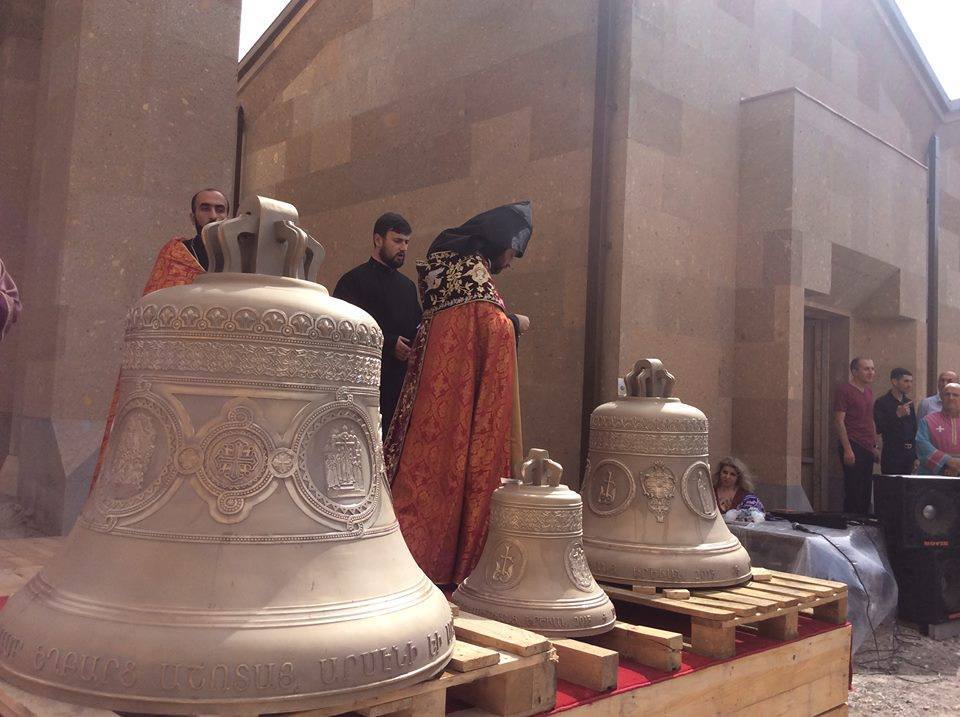 Արաբկիր համայնքում տեղի ունեցավ նորակառույց եկեղեցու 5 զանգերի օծման կարգ (նկարներ) 44 Ekexecu zanger32
