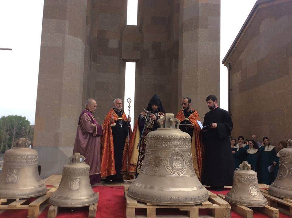 Արաբկիր համայնքում տեղի ունեցավ նորակառույց եկեղեցու 5 զանգերի օծման կարգ (նկարներ) 46 Ekexecu zanger35
