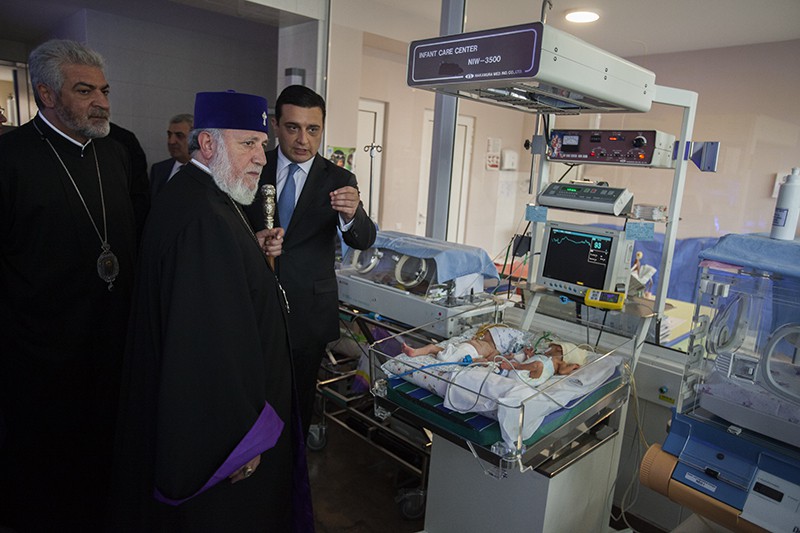 Ամենայն Հայոց Կաթողիկոսն այցելեց ծննդատներ (նկարաներ) 12 23-2-1
