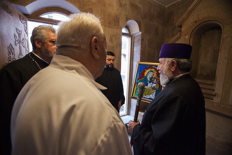 Ամենայն Հայոց Կաթողիկոսն այցելեց ծննդատներ (նկարաներ) 13 23-2-2