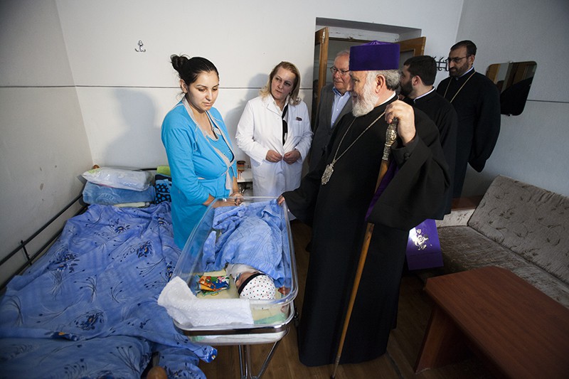Ամենայն Հայոց Կաթողիկոսն այցելեց ծննդատներ (նկարաներ) 14 23-2-3