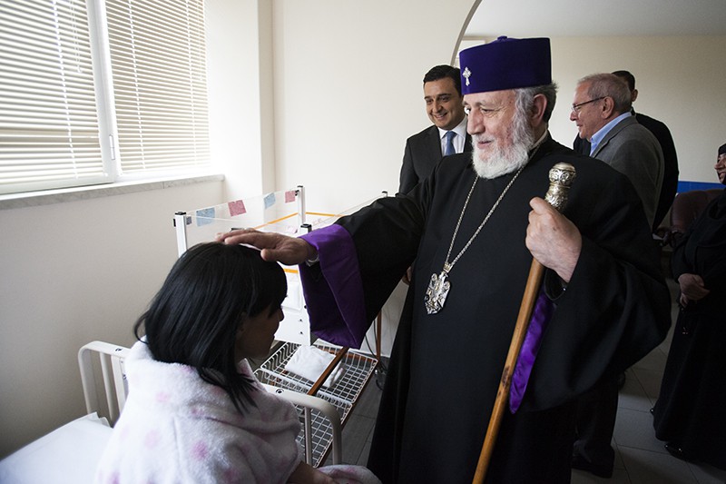 Ամենայն Հայոց Կաթողիկոսն այցելեց ծննդատներ (նկարաներ) 15 23-2-4