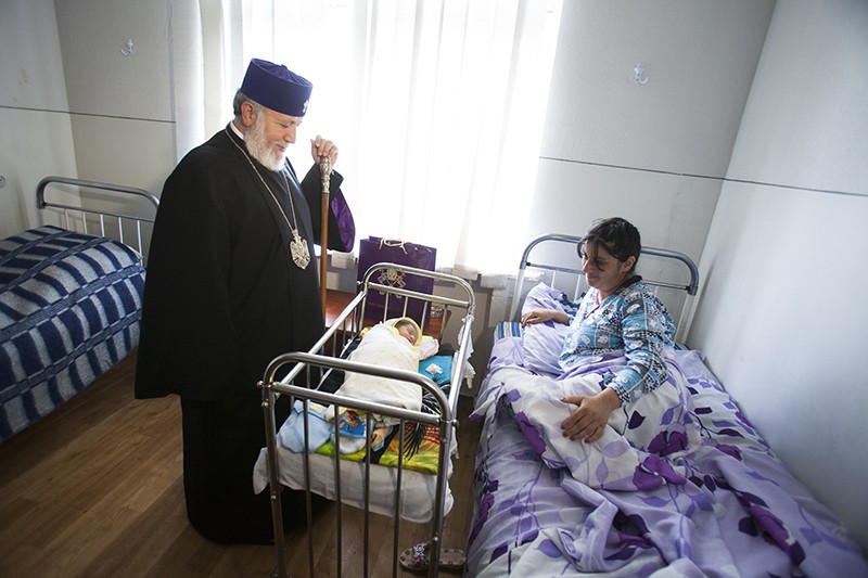 Ամենայն Հայոց Կաթողիկոսն այցելեց ծննդատներ (նկարաներ) 17 23-2-6