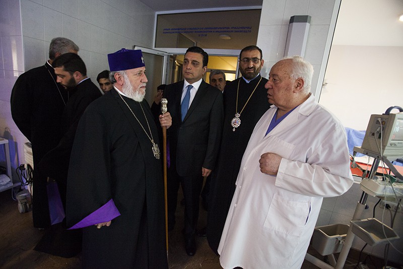 Ամենայն Հայոց Կաթողիկոսն այցելեց ծննդատներ (նկարաներ) 18 23-2-7