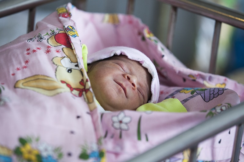 Ամենայն Հայոց Կաթողիկոսն այցելեց ծննդատներ (նկարաներ) 20 23-2-9