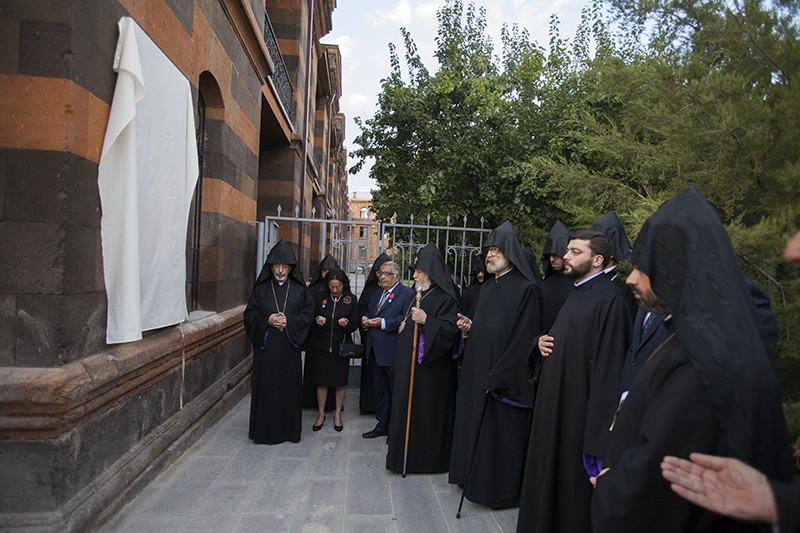 Ամենայն Հայոց Կաթողիկոսը «Ս. Գրիգոր Լուսավորիչ» շքանշանով պարգևատրեց Էդվարդ և Ժանեթ Մարտիկյաններին (նկարներ) 12 28-2-1