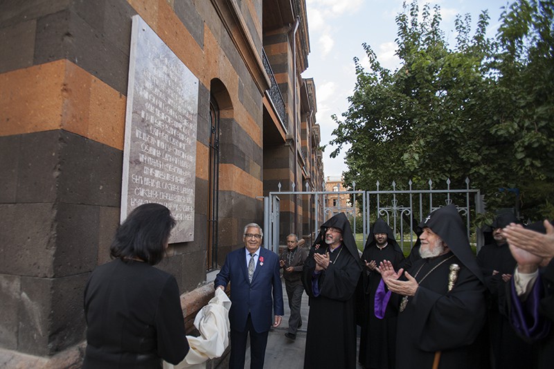 Ամենայն Հայոց Կաթողիկոսը «Ս. Գրիգոր Լուսավորիչ» շքանշանով պարգևատրեց Էդվարդ և Ժանեթ Մարտիկյաններին (նկարներ) 13 28-2-2