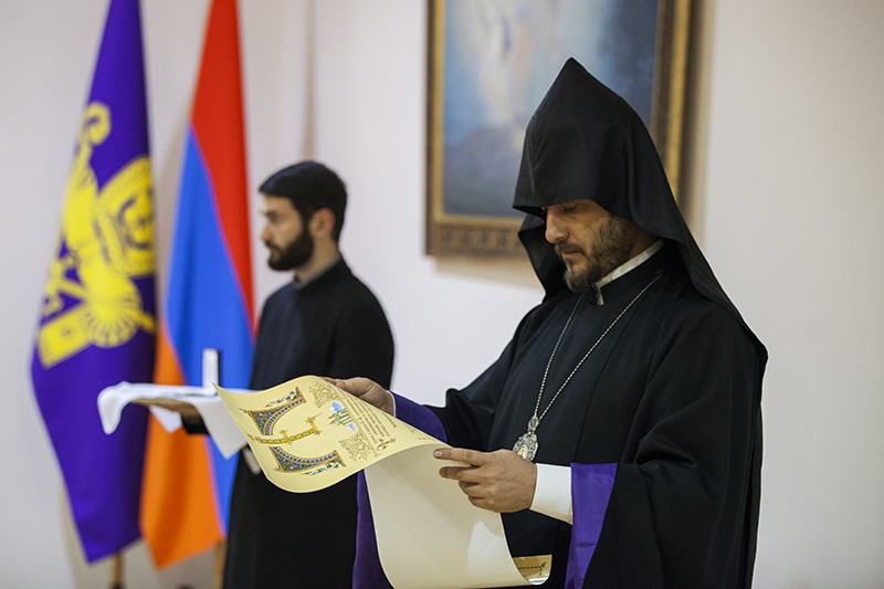 Ամենայն Հայոց Կաթողիկոսը «Ս. Գրիգոր Լուսավորիչ» շքանշանով պարգևատրեց Էդվարդ և Ժանեթ Մարտիկյաններին (նկարներ) 17 28-2-6