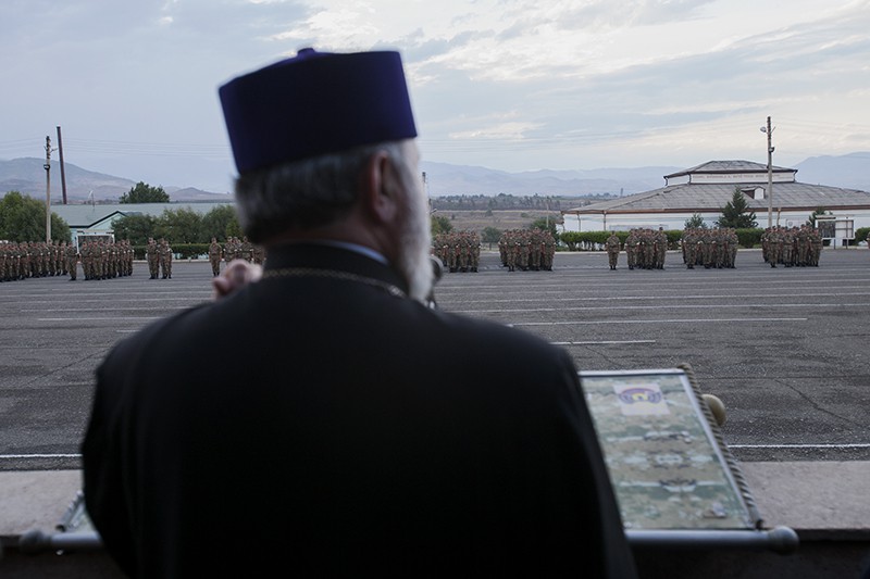 Ամենայն Հայոց Կաթողիկոսը հանդիպում ունեցավ զինվորների հետ (նկարներ) 14 IMG_8139 copy