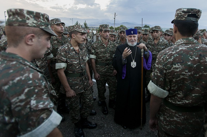 Ամենայն Հայոց Կաթողիկոսը հանդիպում ունեցավ զինվորների հետ (նկարներ) 19 IMG_8269 copy