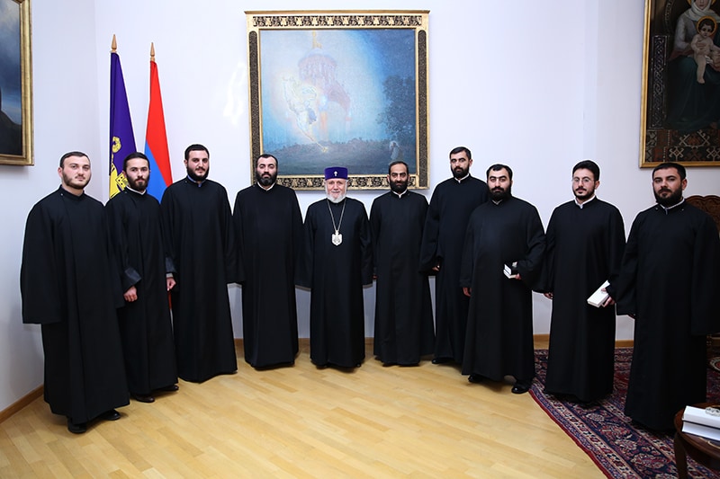 Ամենայն Հայոց Կաթողիկոսն ընդունեց նորաօծ քահանաներին (նկարներ) 19 05-8