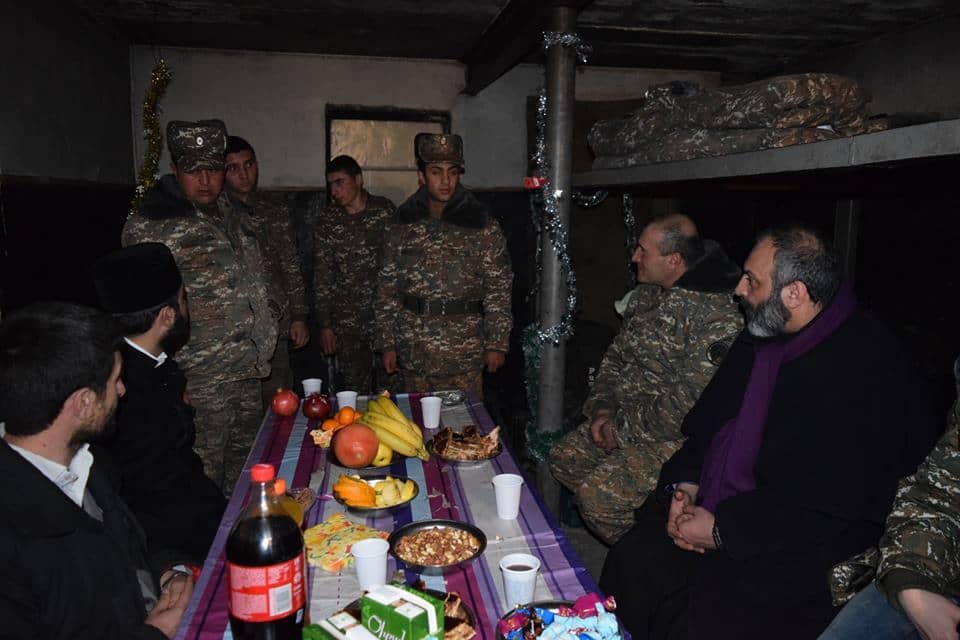 Տավուշի թեմի հոգևոր դասն Ամանորի գիշերն անցկացրեց մարտական հենակետում (նկարներ)
