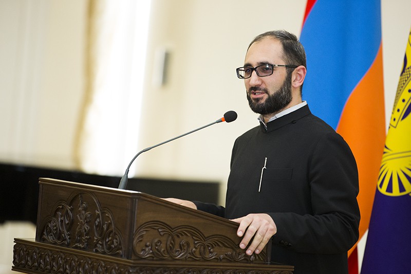 Գևորգյան հոգևոր ճեմարանում տեղի ունեցավ Ճեմարանի կայքէջի և «Էջմիածին» երգչախմբի նոր տեսասկավառակի շնորհանդեսը 14 15 2 5