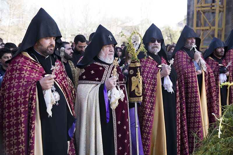 Ամենայն Հայոց Կաթողիկոսն օրհնեց Մայր Աթոռում համախմբված հարյուրավոր մանուկներին (նկարներ) 13 25 2