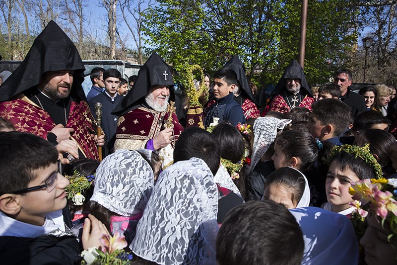 Ամենայն Հայոց Կաթողիկոսն օրհնեց Մայր Աթոռում համախմբված հարյուրավոր մանուկներին (նկարներ) 14 25 3