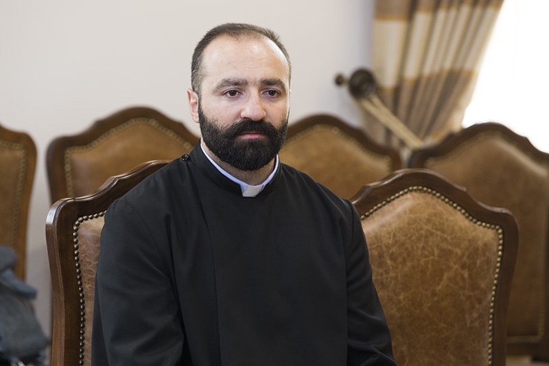 Ամենայն Հայոց Կաթողիկոսն իր օրհնությունը բաշխեց բուժումից վերադարձած զինվորականին 17 13 6