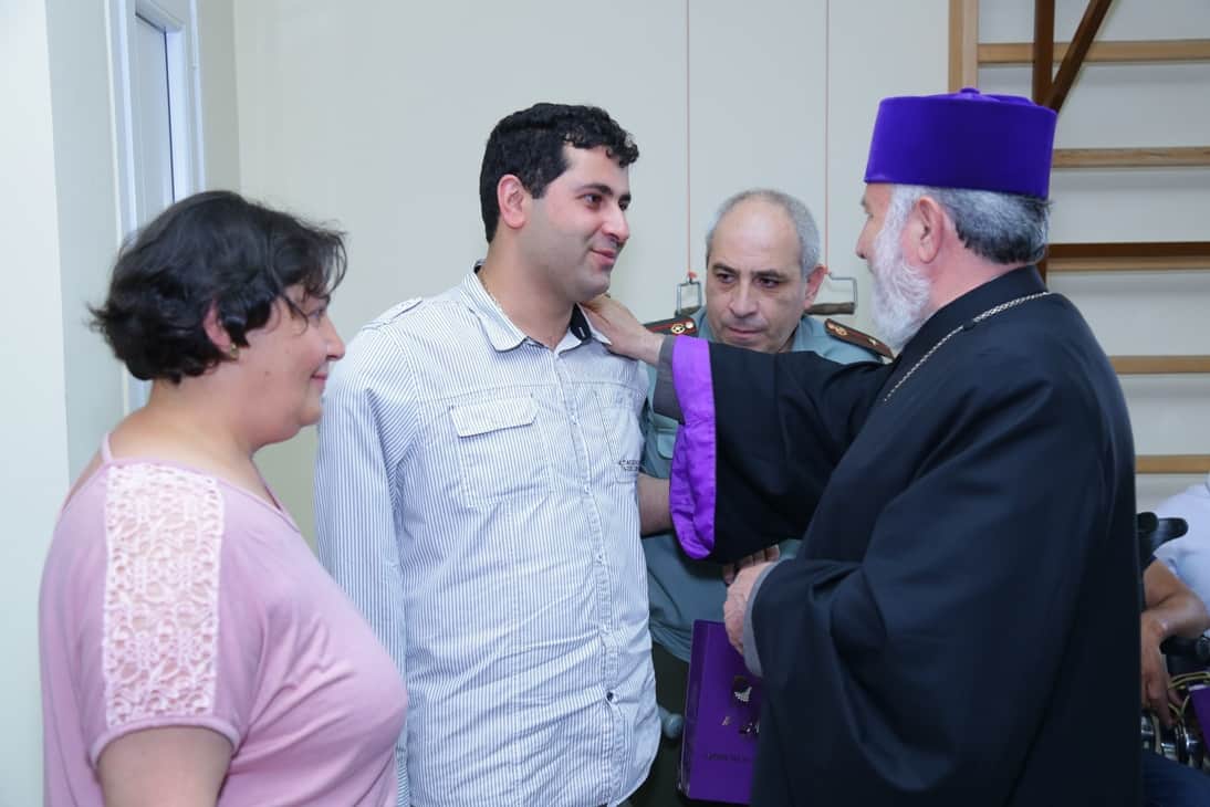 Ամենայն Հայոց Կաթողիկոսն այցելեց «Իզմիրլյան» բժշկական կենտրոն (նկարներ) 16 17 5
