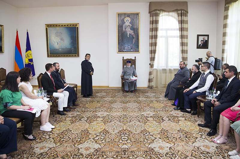 Ամենայն Հայոց Կաթողիկոսը հանդիպեց համահայկական երիտասարդական հավաքի կազմակերպիչ խմբի հետ (նկարներ) 12 3 2 1