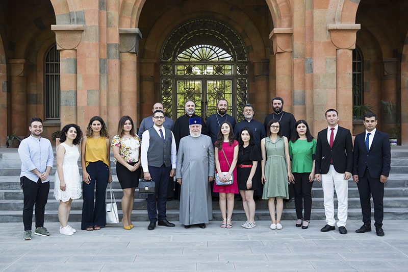 Ամենայն Հայոց Կաթողիկոսը հանդիպեց համահայկական երիտասարդական հավաքի կազմակերպիչ խմբի հետ (նկարներ) 16 3 2 5