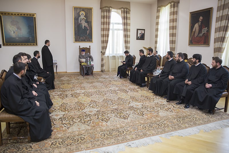 Ամենայն Հայոց Կաթողիկոսը հանդիպեց նորաօծ քահանաների հետ (նկարներ) 13 31 1 2