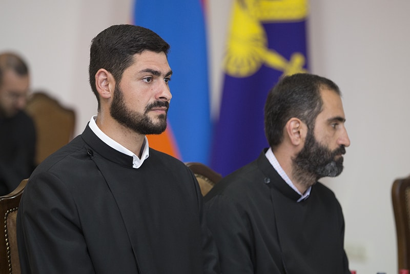Ամենայն Հայոց Կաթողիկոսը հանդիպեց նորաօծ քահանաների հետ (նկարներ) 14 31 1 3
