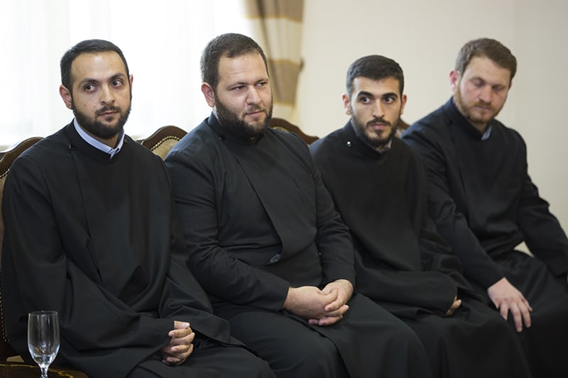 Ամենայն Հայոց Կաթողիկոսը հանդիպեց նորաօծ քահանաների հետ (նկարներ) 16 31 1 5