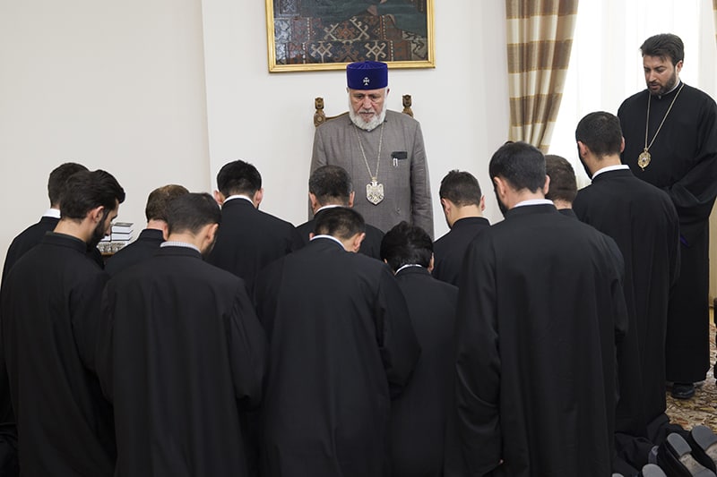 Ամենայն Հայոց Կաթողիկոսը հանդիպեց նորաօծ քահանաների հետ (նկարներ) 17 31 1 6