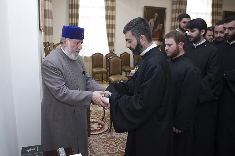 Ամենայն Հայոց Կաթողիկոսը հանդիպեց նորաօծ քահանաների հետ (նկարներ) 19 31 1 8