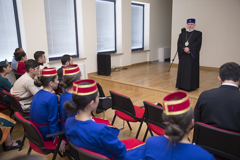 Ամենայն Հայոց Կաթողիկոսը հանդիպեց «Ախլցխա» պարային համույթի սաների հետ (նկարներ) 13 24 2