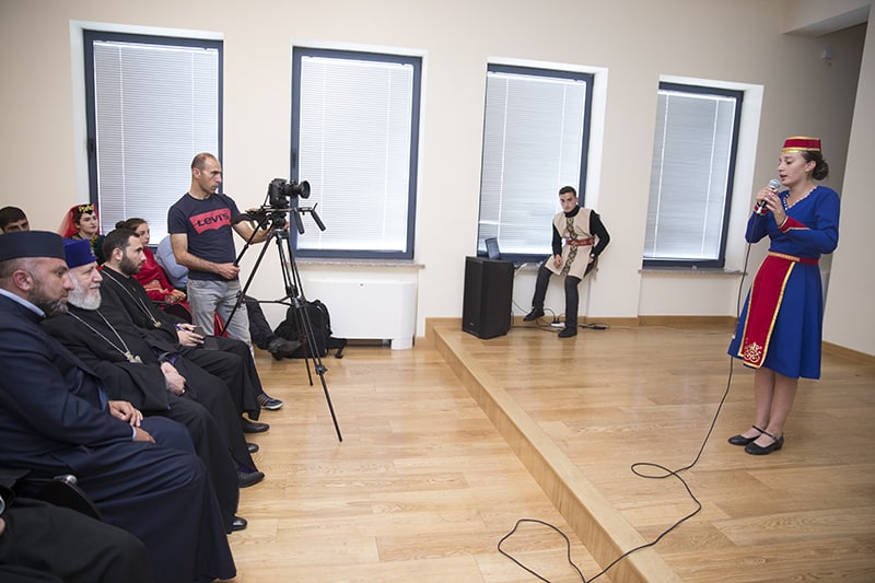 Ամենայն Հայոց Կաթողիկոսը հանդիպեց «Ախլցխա» պարային համույթի սաների հետ (նկարներ) 15 24 4