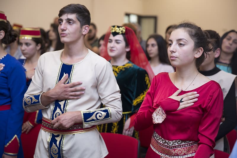 Ամենայն Հայոց Կաթողիկոսը հանդիպեց «Ախլցխա» պարային համույթի սաների հետ (նկարներ) 17 24 6