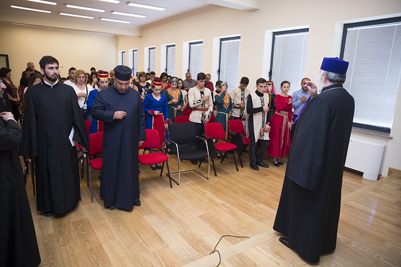 Ամենայն Հայոց Կաթողիկոսը հանդիպեց «Ախլցխա» պարային համույթի սաների հետ (նկարներ) 18 24 7