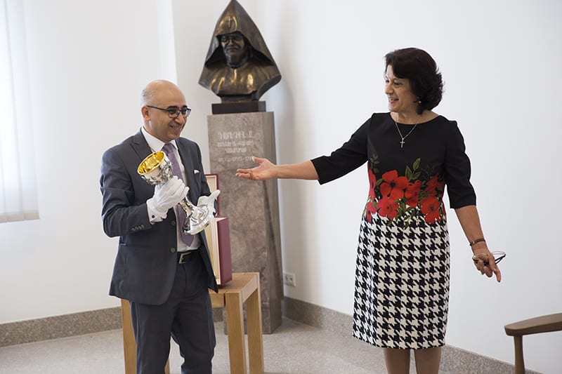 Ամենայն Հայոց Կաթողիկոսն իր օրհնությունը բաշխեց Ս. Էջմիածնի կրոնասեր տիկնանց համախմբման անդամներին (նկարներ) 23 03 12