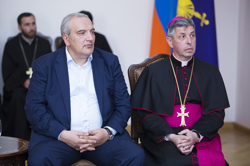 Վրաստանում հավատարմագրված օտարերկրյա դեսպաններն այցելեցին Մայր Աթոռ Սուրբ Էջմիածին 13 15 2 1
