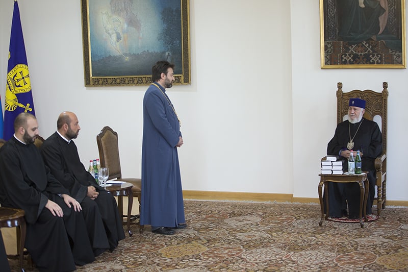 Ամենայն Հայոց Կաթողիկոսը հանդիպում ունեցավ նորաօծ եկեղեցականների հետ (նկարներ) 12 10 3 1