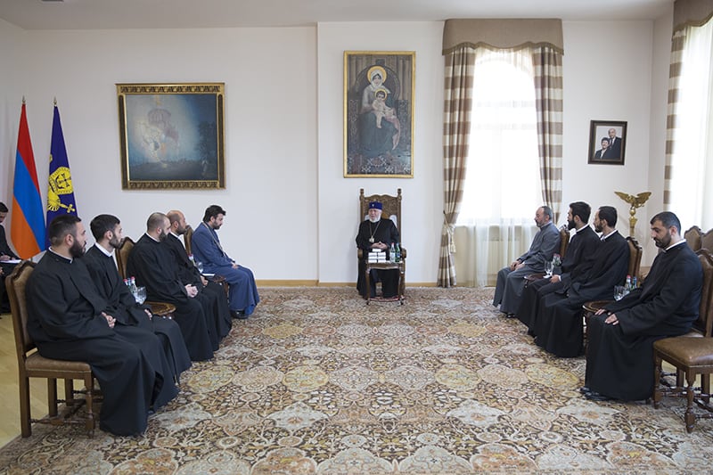 Ամենայն Հայոց Կաթողիկոսը հանդիպում ունեցավ նորաօծ եկեղեցականների հետ (նկարներ) 13 10 3 2