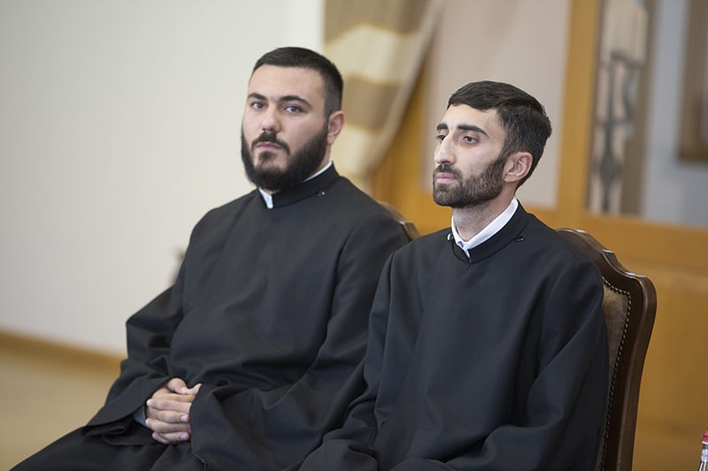 Ամենայն Հայոց Կաթողիկոսը հանդիպում ունեցավ նորաօծ եկեղեցականների հետ (նկարներ) 14 10 3 3