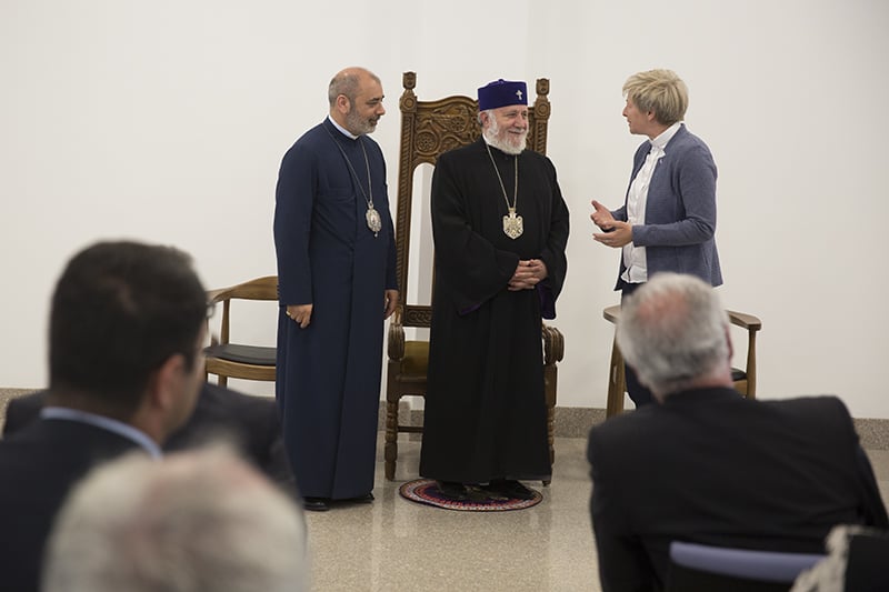 Ամենայն Հայոց Կաթողիկոսը hանդիպում ունեցավ Գերմանիայի Հայոց թեմի ուխտավորների հետ (նկարներ) 17 13 2 6