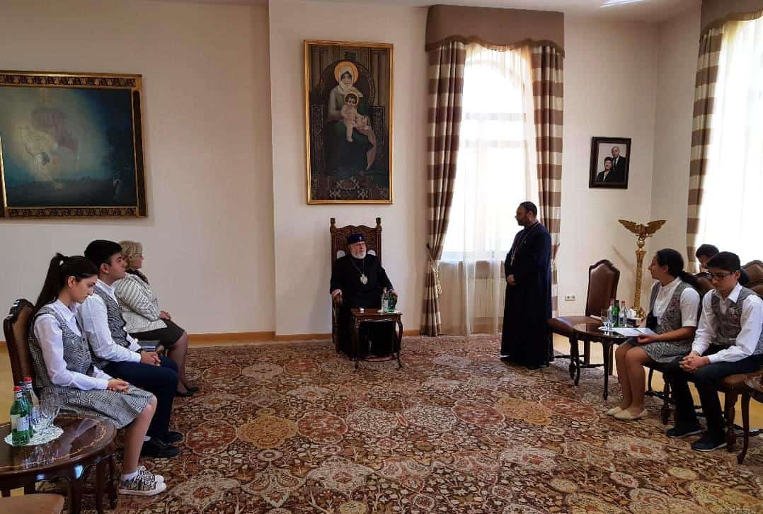 Ամենայն Հայոց Կաթողիկոսն ընդունեց «Էօրնեկեան» հանրակրթական դպրոցի աշակերտներին (նկարներ) 12 Ernekyan dp.16 1