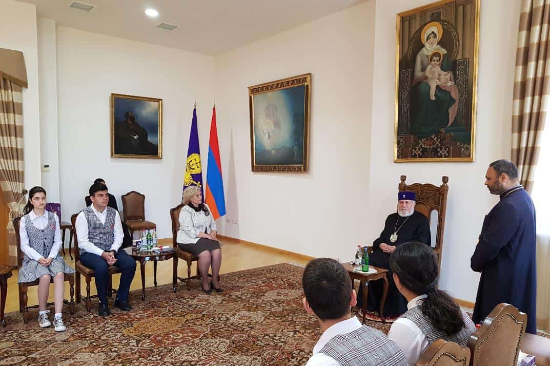 Ամենայն Հայոց Կաթողիկոսն ընդունեց «Էօրնեկեան» հանրակրթական դպրոցի աշակերտներին (նկարներ) 13 Ernekyan dp.16 2