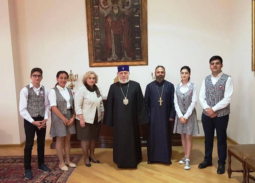 Ամենայն Հայոց Կաթողիկոսն ընդունեց «Էօրնեկեան» հանրակրթական դպրոցի աշակերտներին (նկարներ) 14 Ernekyan dp.16 3