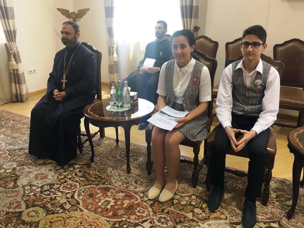 Ամենայն Հայոց Կաթողիկոսն ընդունեց «Էօրնեկեան» հանրակրթական դպրոցի աշակերտներին (նկարներ) 16 Ernekyan dp.16 5