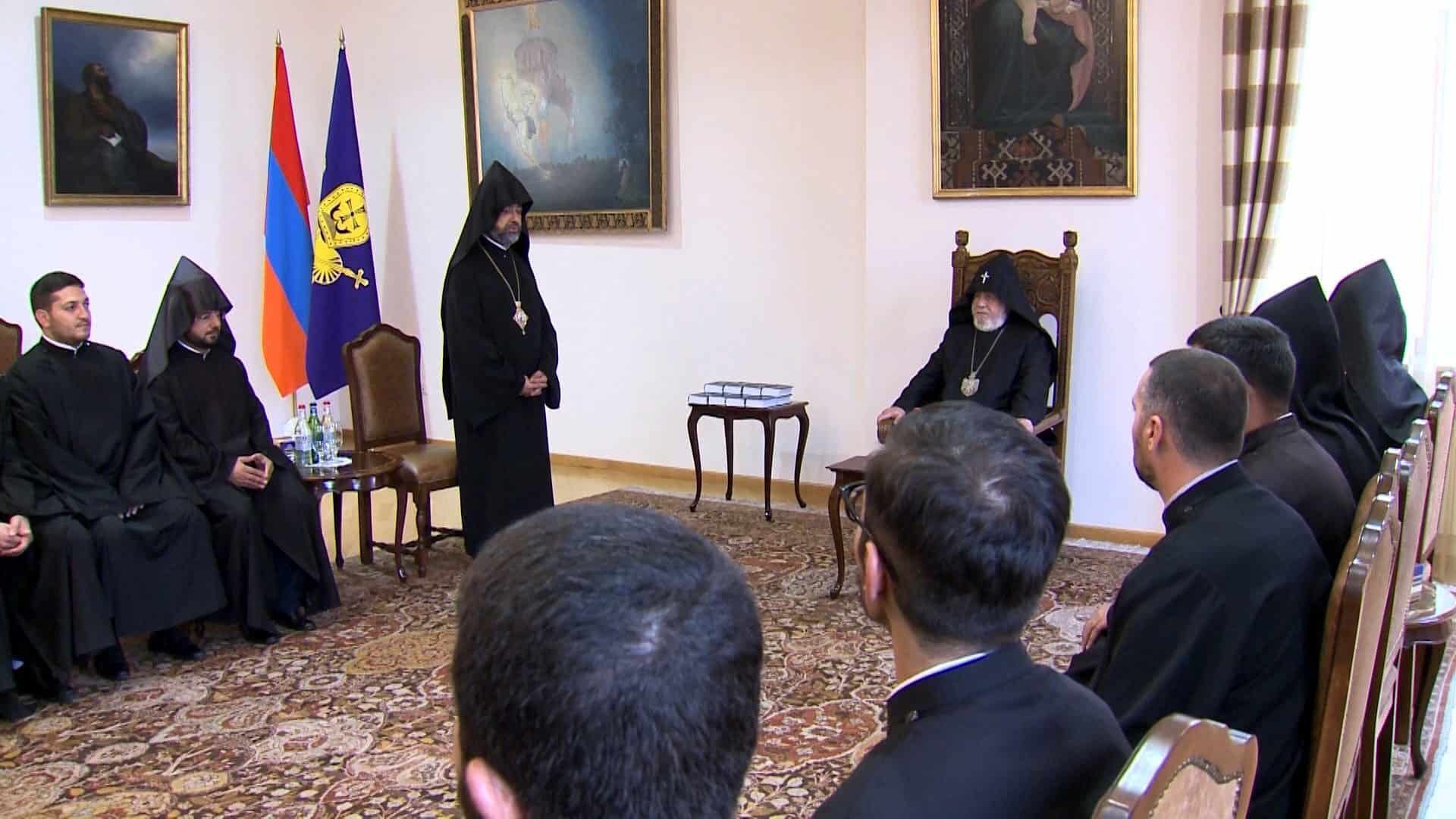 Ամենայն Հայոց Կաթողիկոսն ընդունեց նորաօծ քահանաներին (նկարներ) 16 8 5